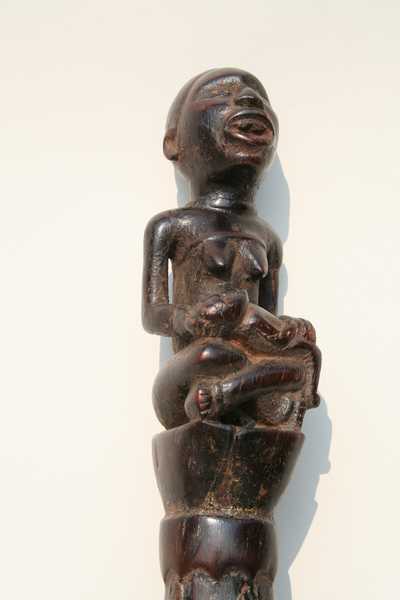 Kongo (canne), d`afrique : Rép.démoncratique du Congo., statuette Kongo (canne), masque ancien africain Kongo (canne), art du Rép.démoncratique du Congo. - Art Africain, collection privées Belgique. Statue africaine de la tribu des Kongo (canne), provenant du Rép.démoncratique du Congo., 1464/1505.Canne de chef représentant une maternité;Une ancêtre assise en position de tailleur,les jambes croisées,la bouche ouverte,donnant l